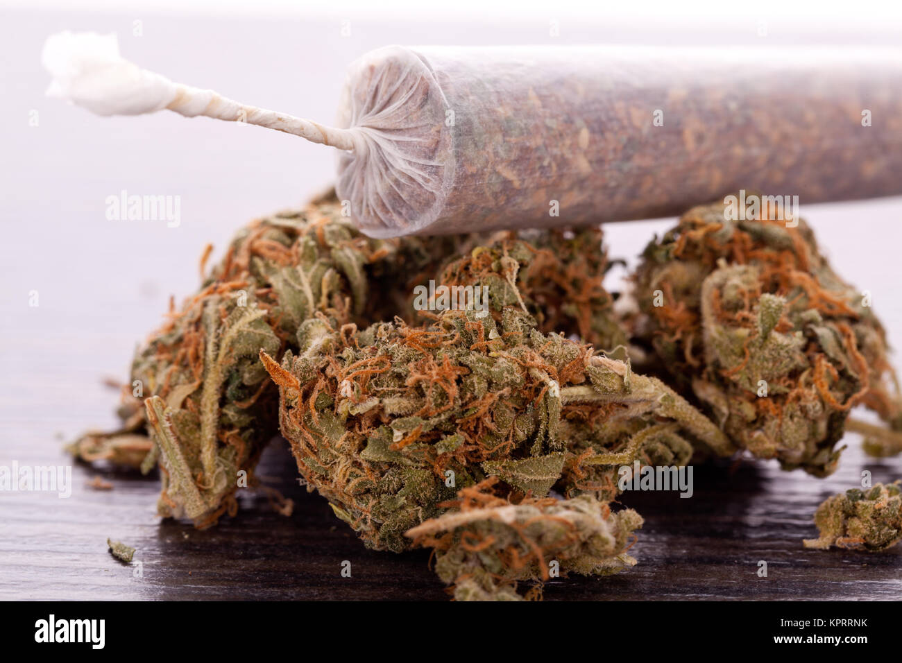 Cannabis Sonne getrocknete Gras mit Joint rauchen Kiffen als Nahaufnahme Kunstgewerbe Stockfoto
