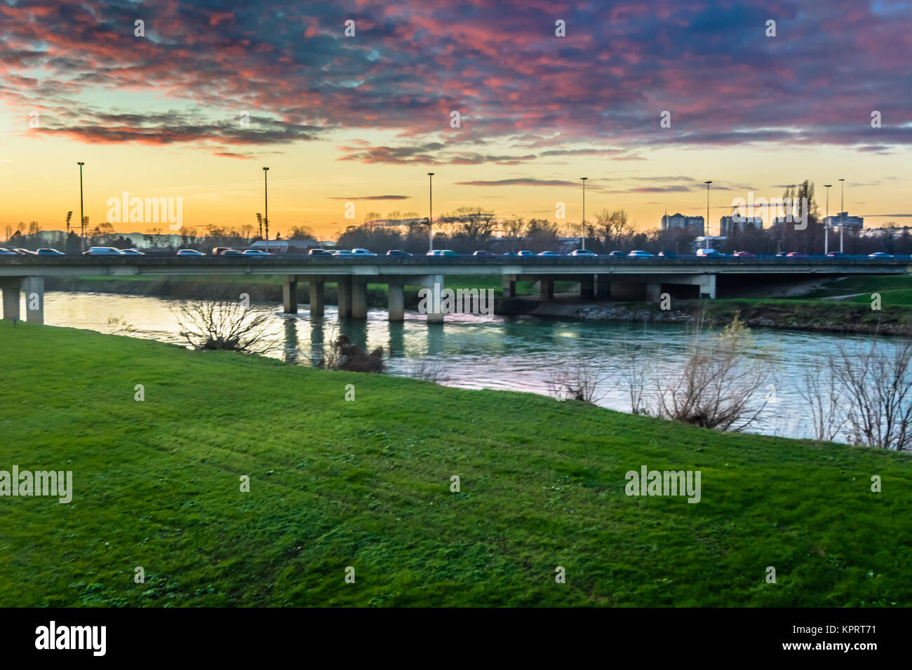 Malerischer Blick bei Sonnenuntergang Landschaft in Zagreb Stadt, Fluss Sava im Vordergrund. Stockfoto