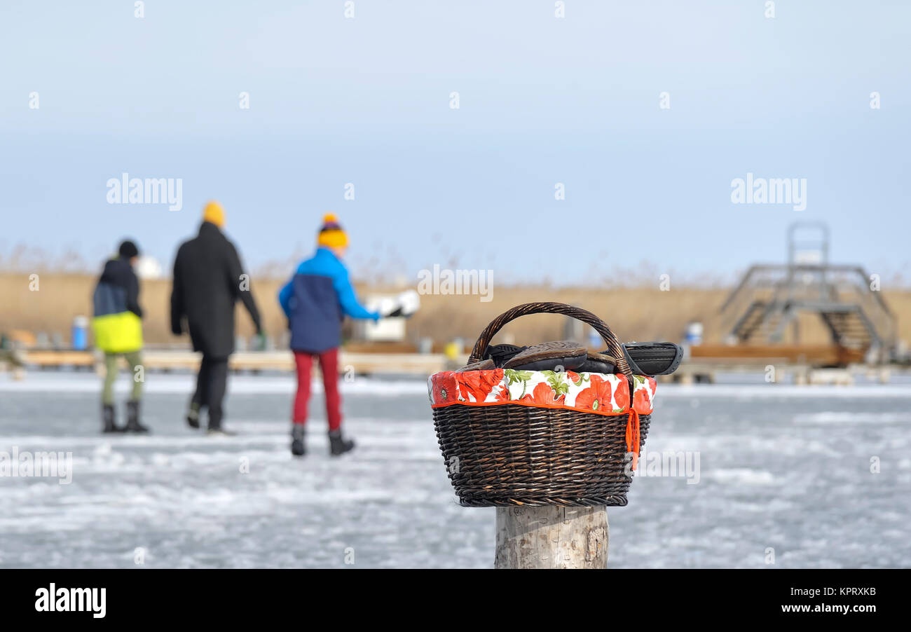 Eislaufen auf gefrorenem see Fotos und Bildmaterial in hoher