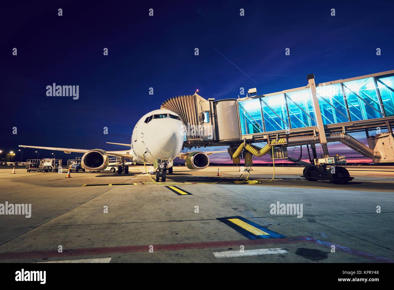 Flughafen nach Sonnenuntergang. Vorbereitung des Flugzeuges vor dem Flug. In Prag in der Tschechischen Republik Stockfoto