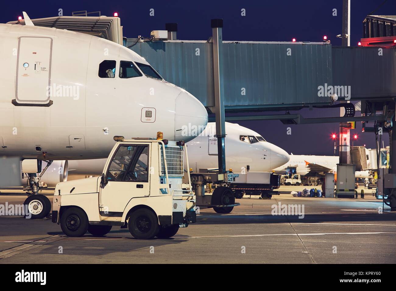 Flughafen bei Nacht. Vorbereitung der Flugzeuge vor dem Flug. Stockfoto