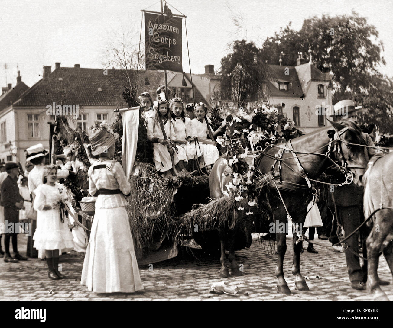 Prozession an Segenberg mit Kindern, Pferden und Wagen Stockfoto
