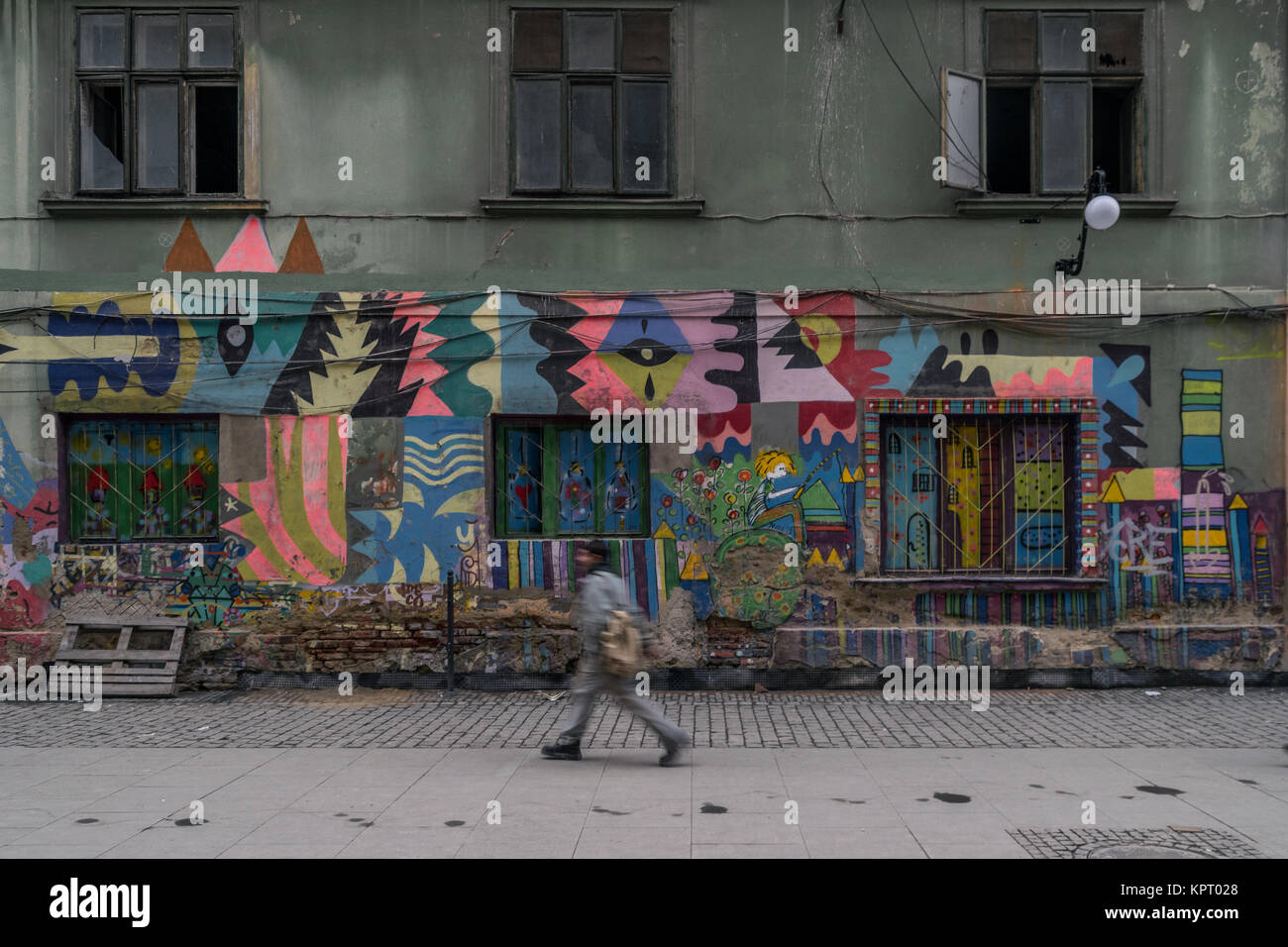 TIMISOARA, Rumänien - Dezember 17, 2015: Ein unbekannter Mann Spaziergänge durch ein verlassenes Haus, das über eine Straße Kunst aus dem Buch Der kleine Prinz. Stockfoto