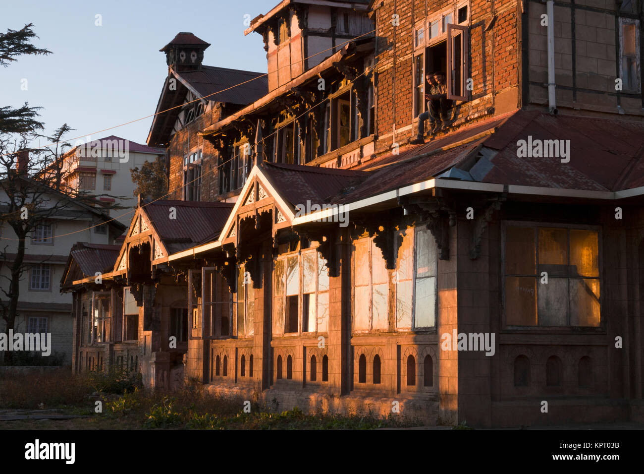 Zwei junge indische Männer sitzen und den Sonnenuntergang von der verlassenen Bantony Schloss in Shimla, Indien beobachten Stockfoto