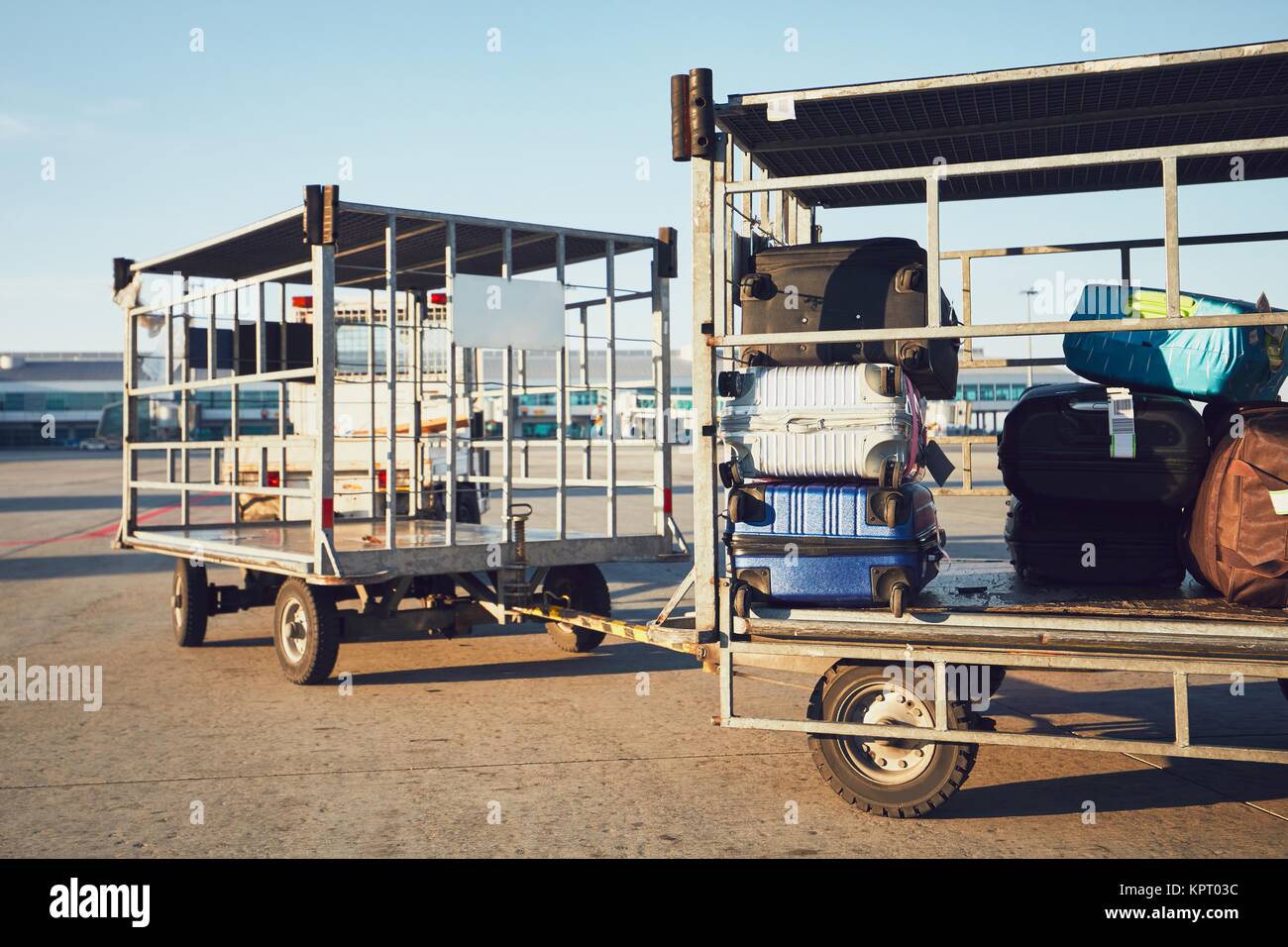 Karren mit Gepäck. Einem langen sonnigen Tag am Flughafen. Stockfoto