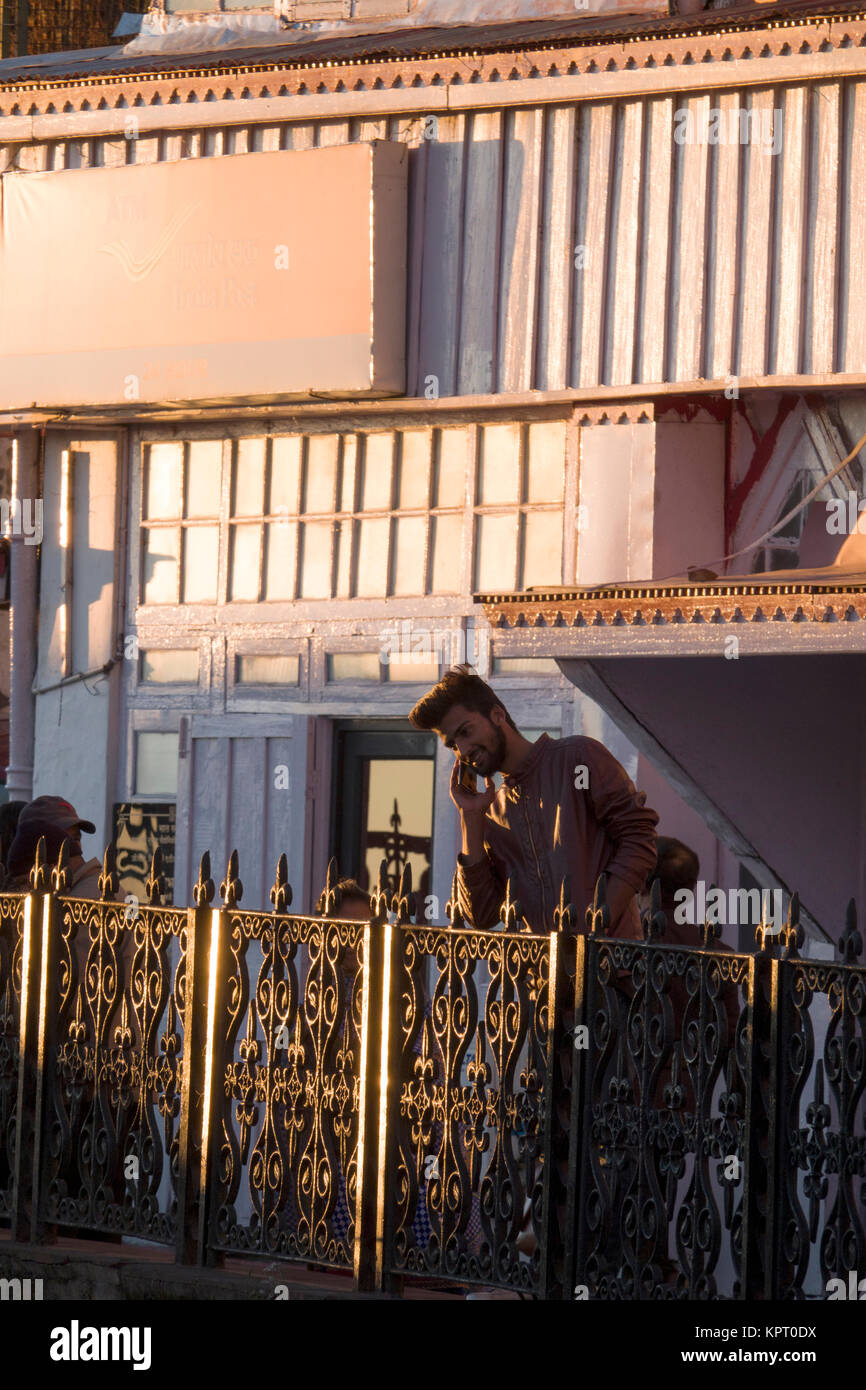 Trendige junge Inder sprechen auf Smart Phone außerhalb Shimla Post Stockfoto