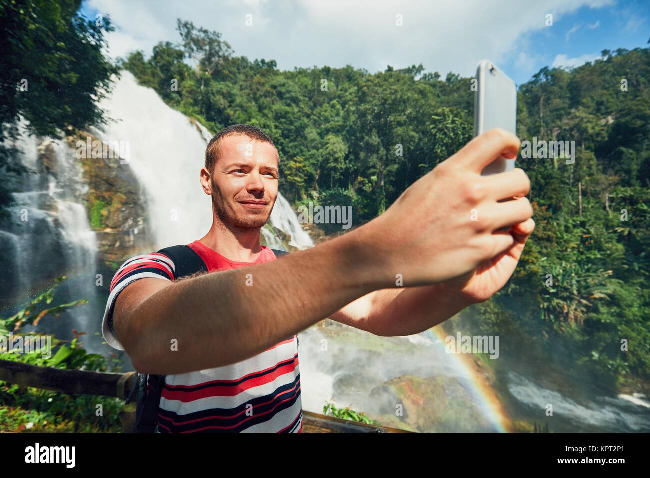 Junge Tourist, der eine selfie gegen Wachirathan Wasserfall. Provinz Chiang Mai, Thailand. Stockfoto