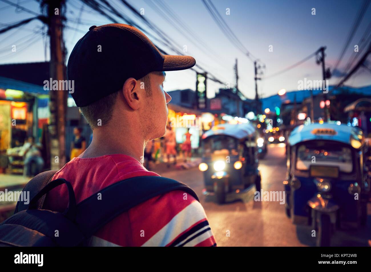 Junge Mann zu Fuß auf der Straße voller Geschäfte - Chiang Mai, Thailand Stockfoto
