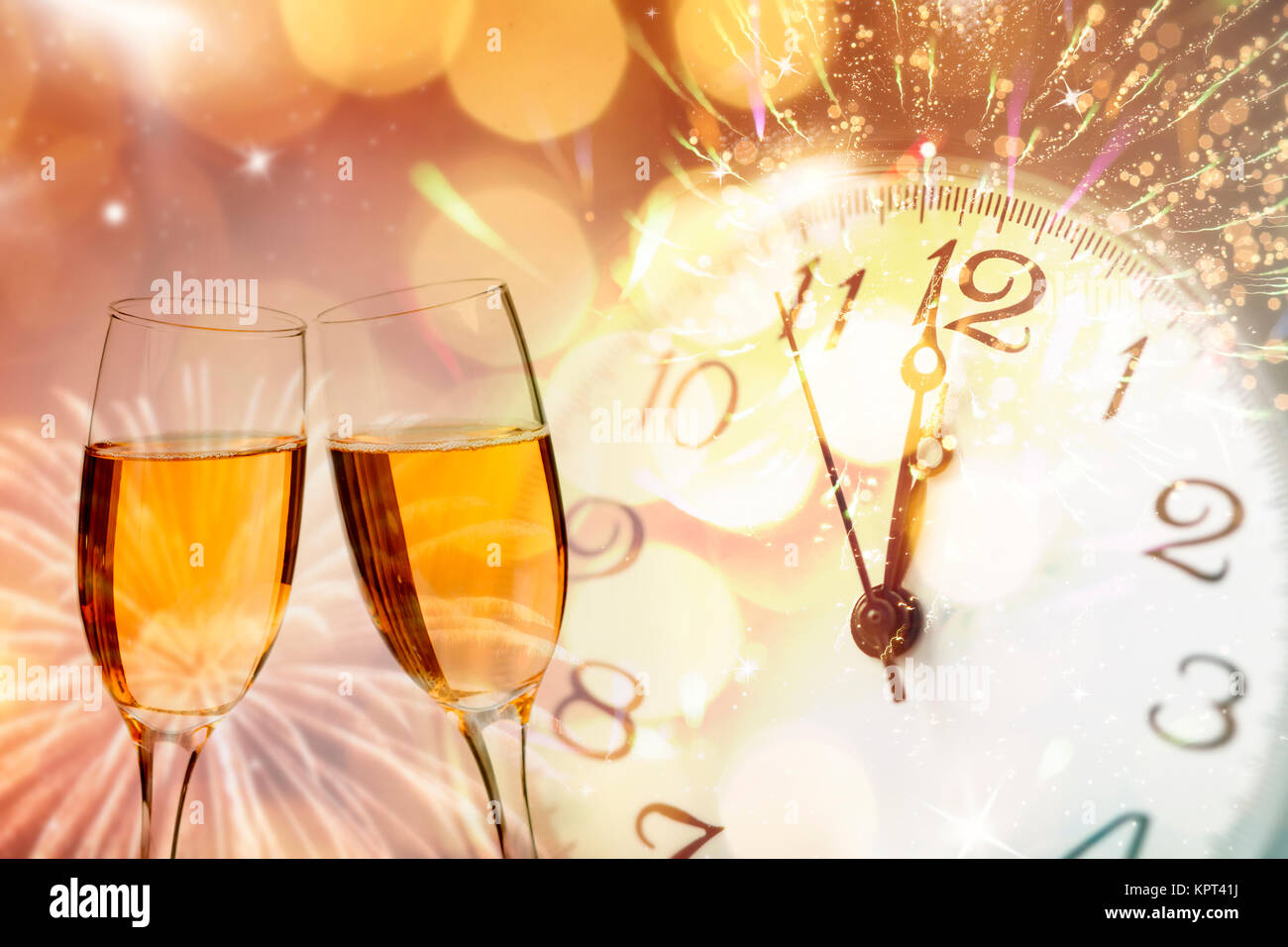 Gläser mit Champagner gegen Feuerwerk und die Uhr Kurz vor Mitternacht - Feiern das Neue Jahr Stockfoto