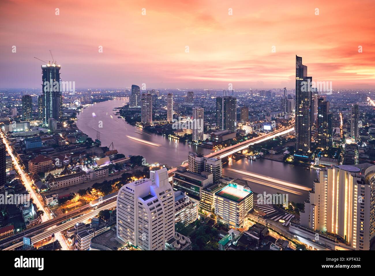 Bangkok während Golden Sunset. Die Skyline der Stadt mit der Verkehr auf den Straßen und den Fluss Chao Phraya. Stockfoto