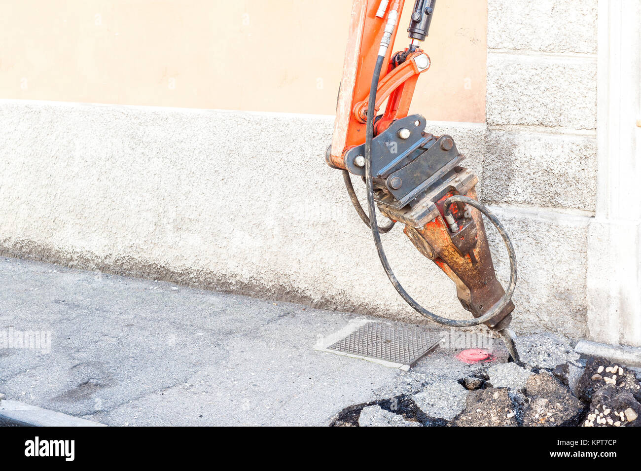 Großen Presslufthammer montiert auf dem hydraulischen Arm von einem Baumaschinen Stockfoto