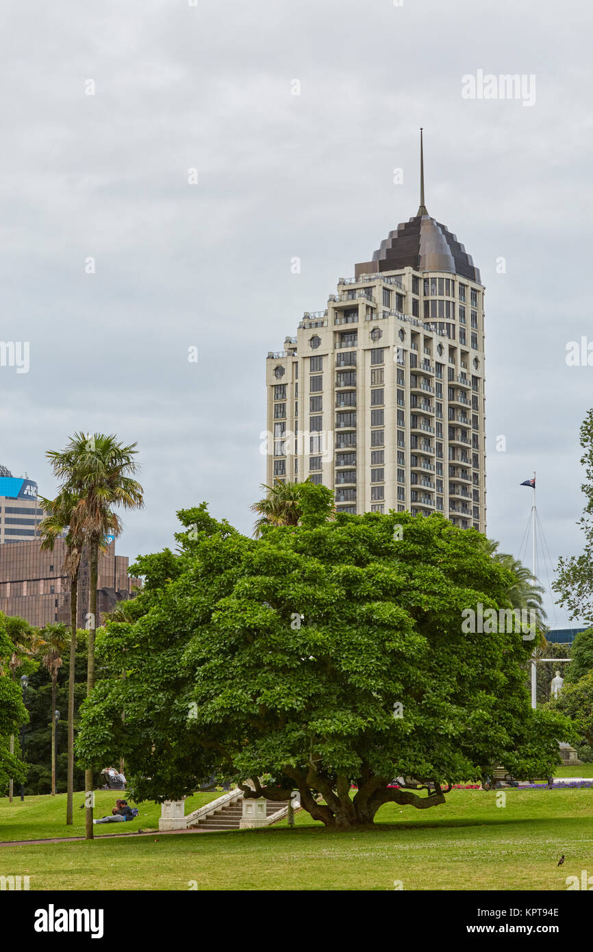 Das Ascott Metropolis Gebäude aus den Albert Park, Auckland, Neuseeland gesehen Stockfoto