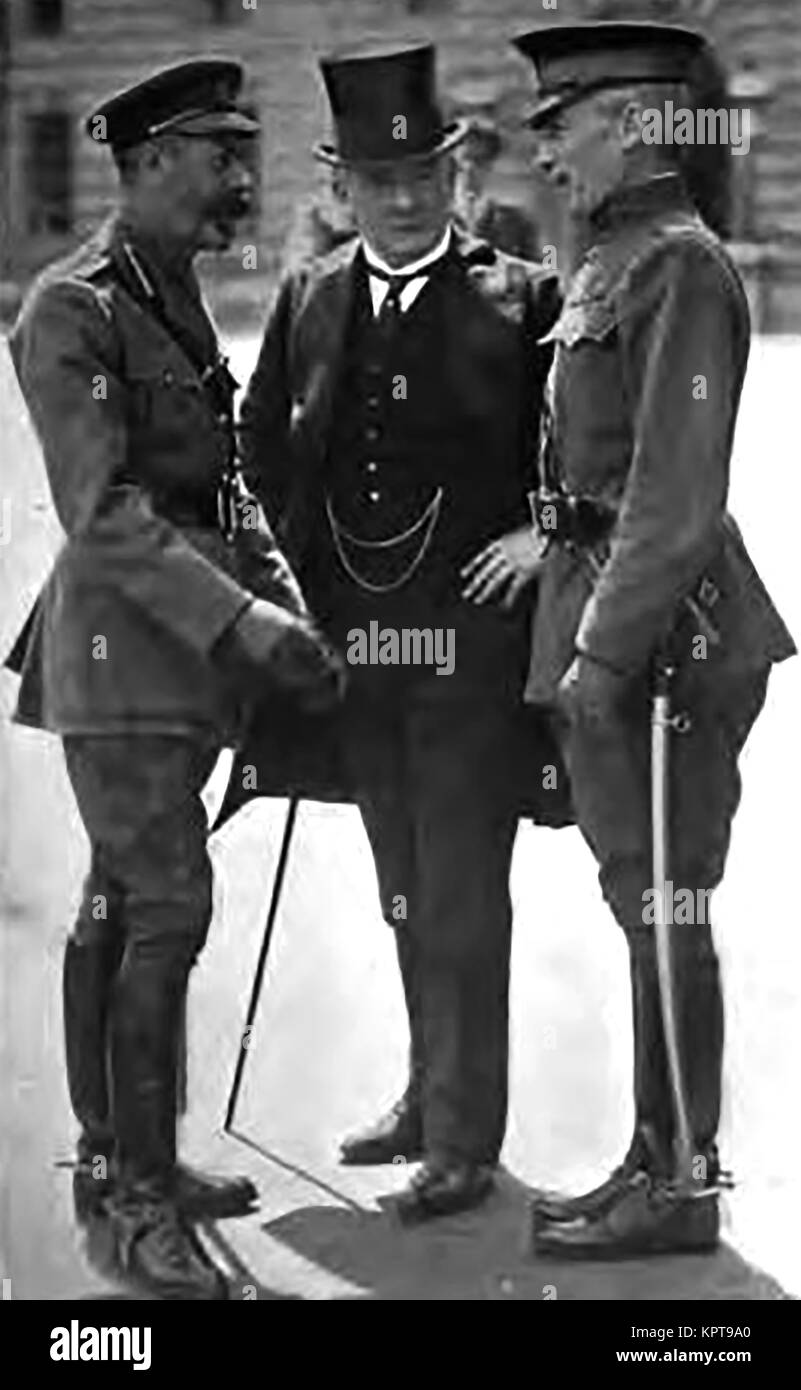 David Lloyd George Staatssekretär für Krieg und Premierminister von Großbritannien mit King George V, ein Gespräch mit einem amerikanischen Offizier - der Erste Weltkrieg - 1918 Stockfoto