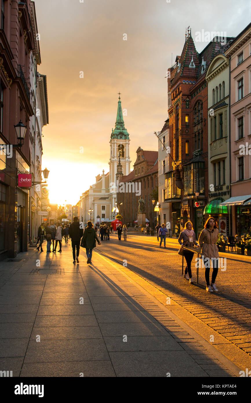 Die mittelalterliche Stadt Torun Polen ehemalige Hochburg des Deutschen Ordens gegen die Kirche des Heiligen Geistes in der untergehenden Sonne Stockfoto