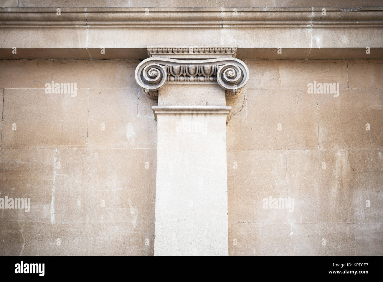 Die Ionische Ordnung Formen, klassische Architektur Hintergrund mit falschen Spalte Kapitals über die Steinmauer. Badewanne, Vereinigtes Königreich Stockfoto Die Ionische Ordnung Formen, klassische Architektur Hintergrund mit falschen Spalte Kapitals über die Steinmauer. Badewanne, Vereinigtes Königreich Stockfoto