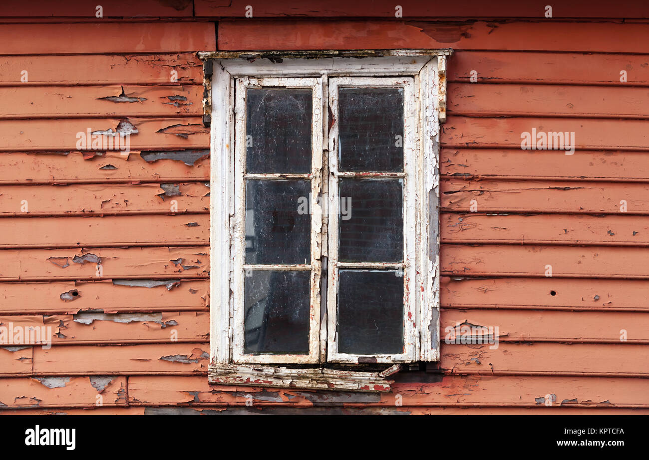 Alte rote hölzerne Wand mit Fenster in weißen Rahmen, skandinavischen Wohn haus Architektur Detail Stockfoto