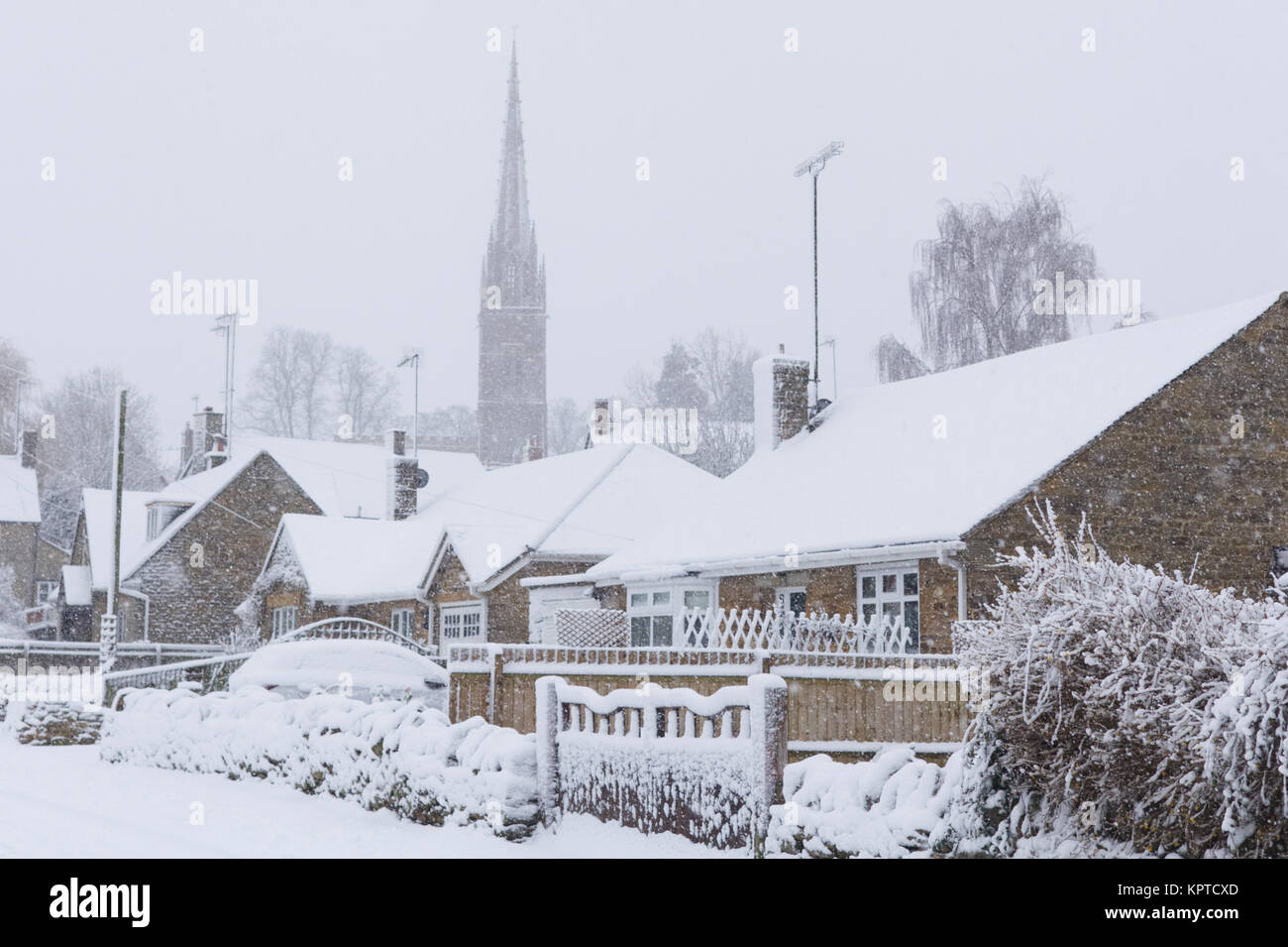 Dorf eingeschneit, Winter in England Stockfoto