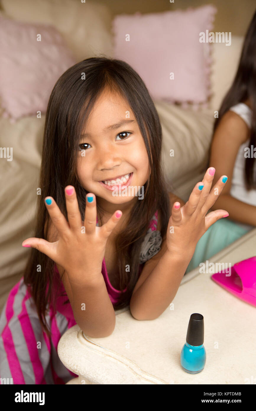 Mädchen fingernägel lackieren Fotos und Bildmaterial in hoher