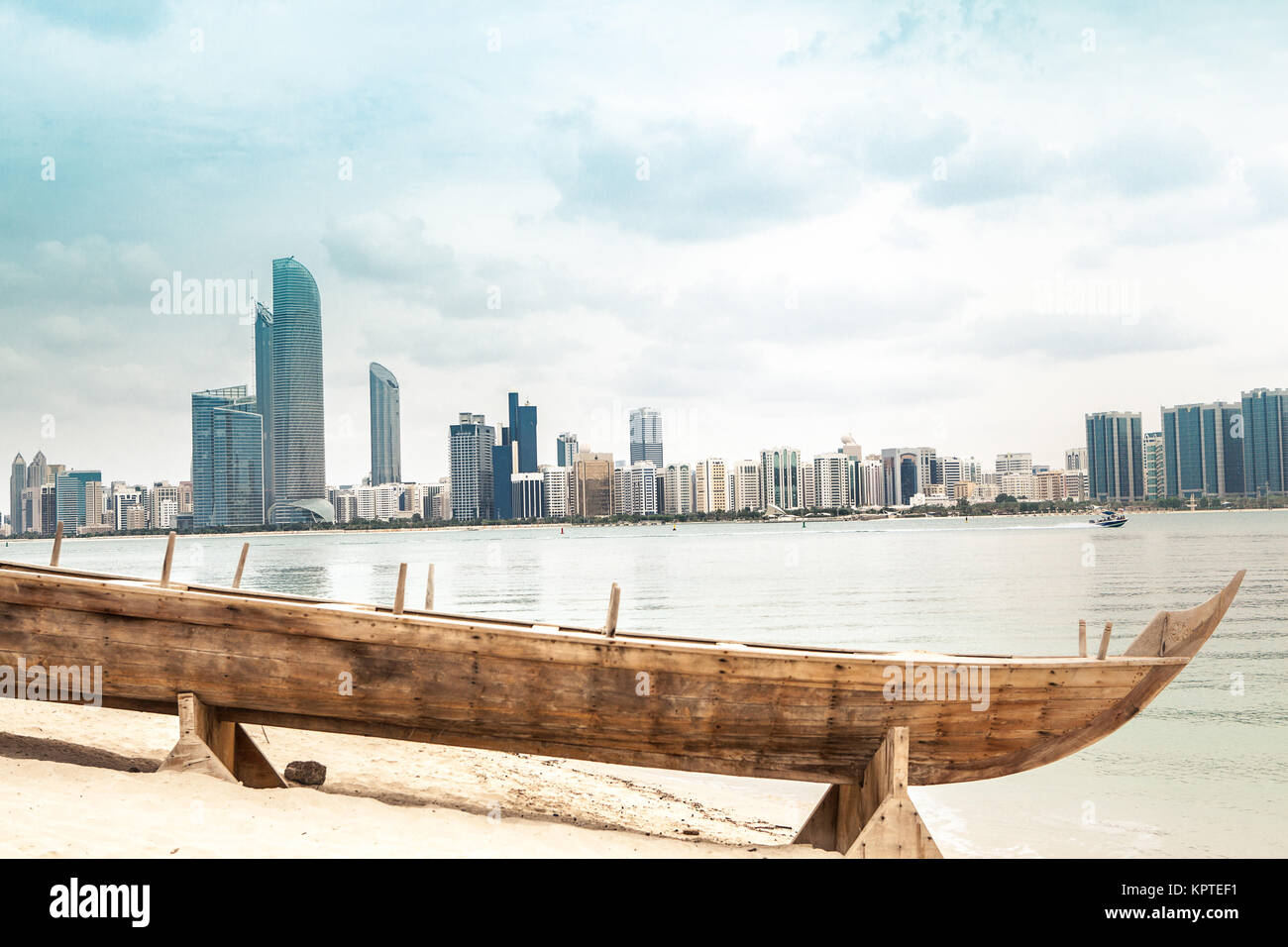 Abu Dhabi Meer Strand mit alten hölzernen boath und skyscarper Stockfoto