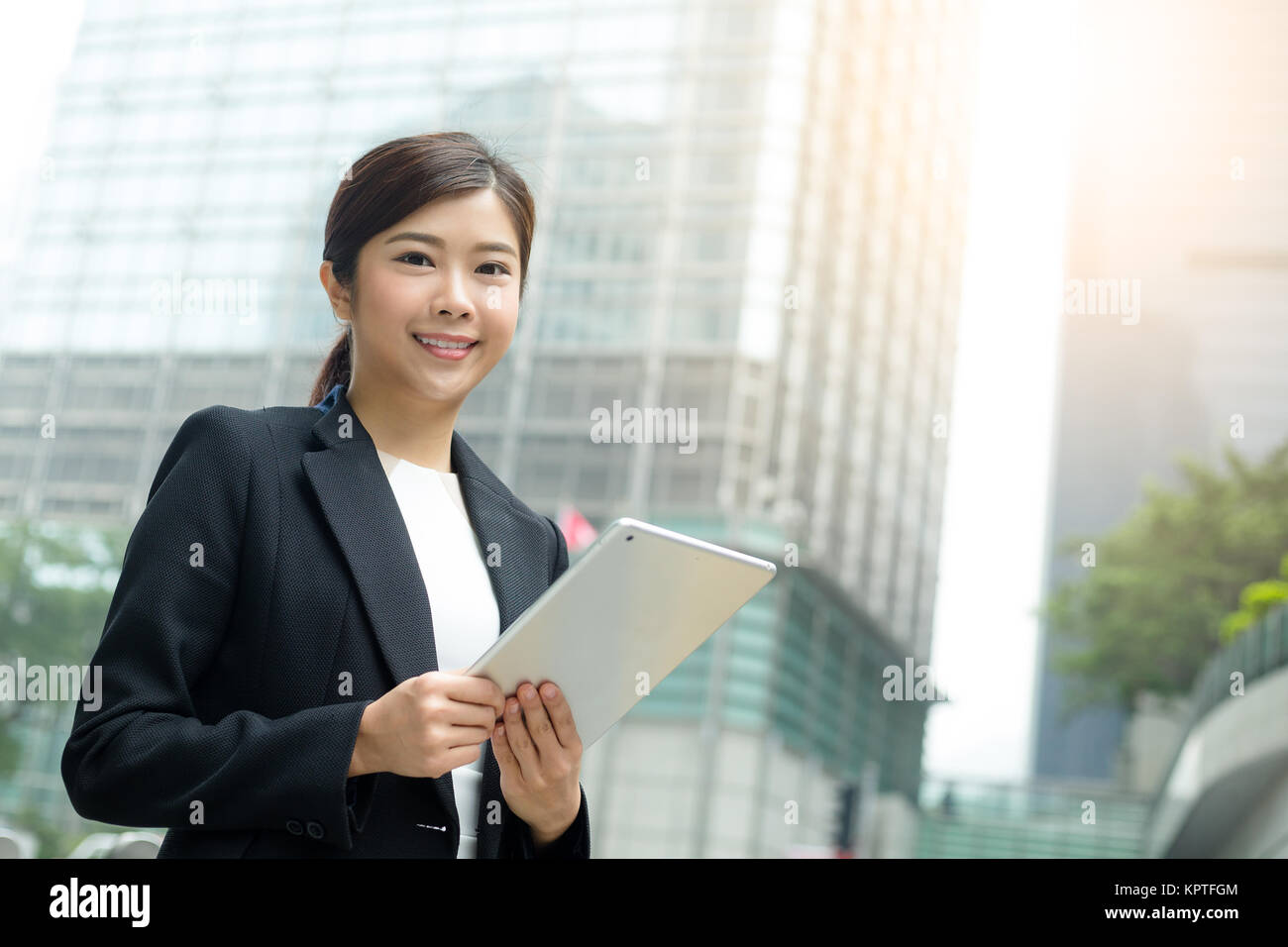 Business-Frau mit Tablet-pc vor Bürogebäude Stockfoto