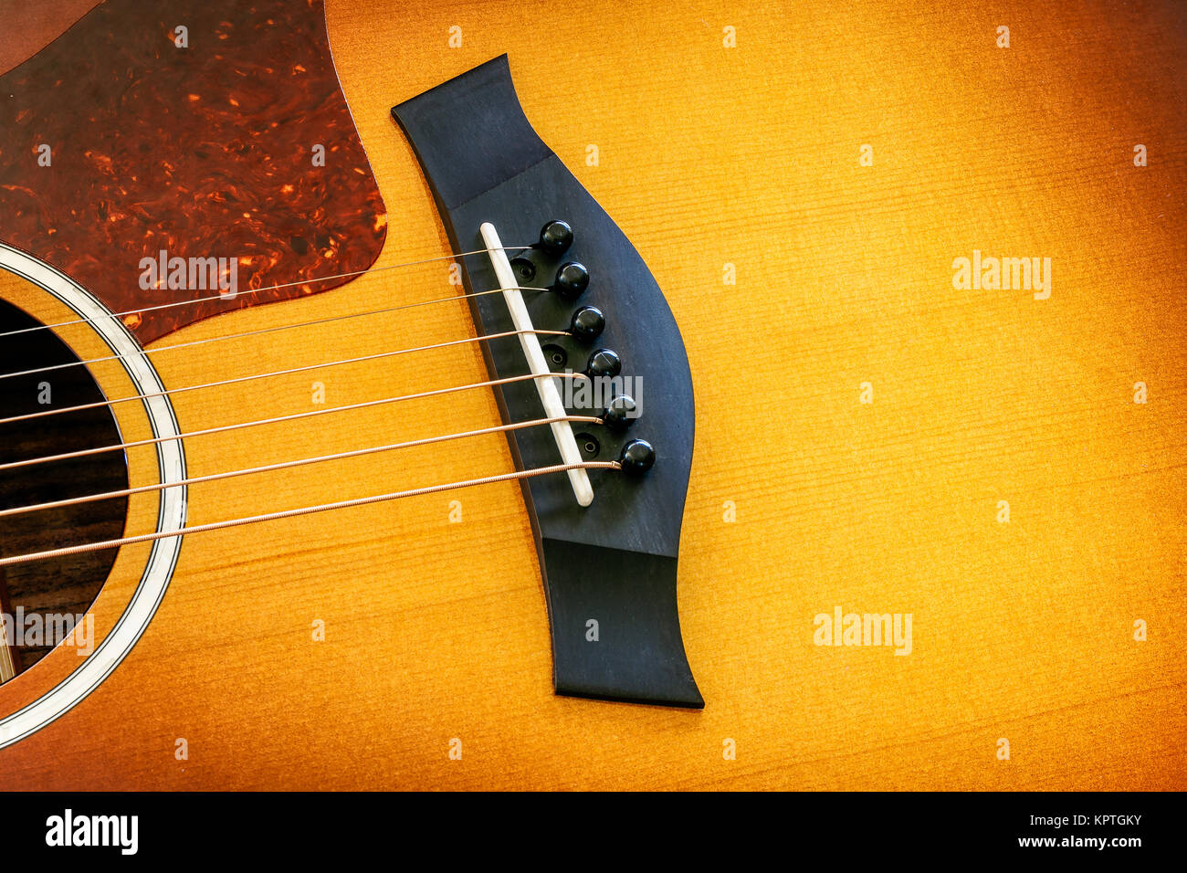 Brücke und Sattel auf einer akustischen Gitarre. Stockfoto