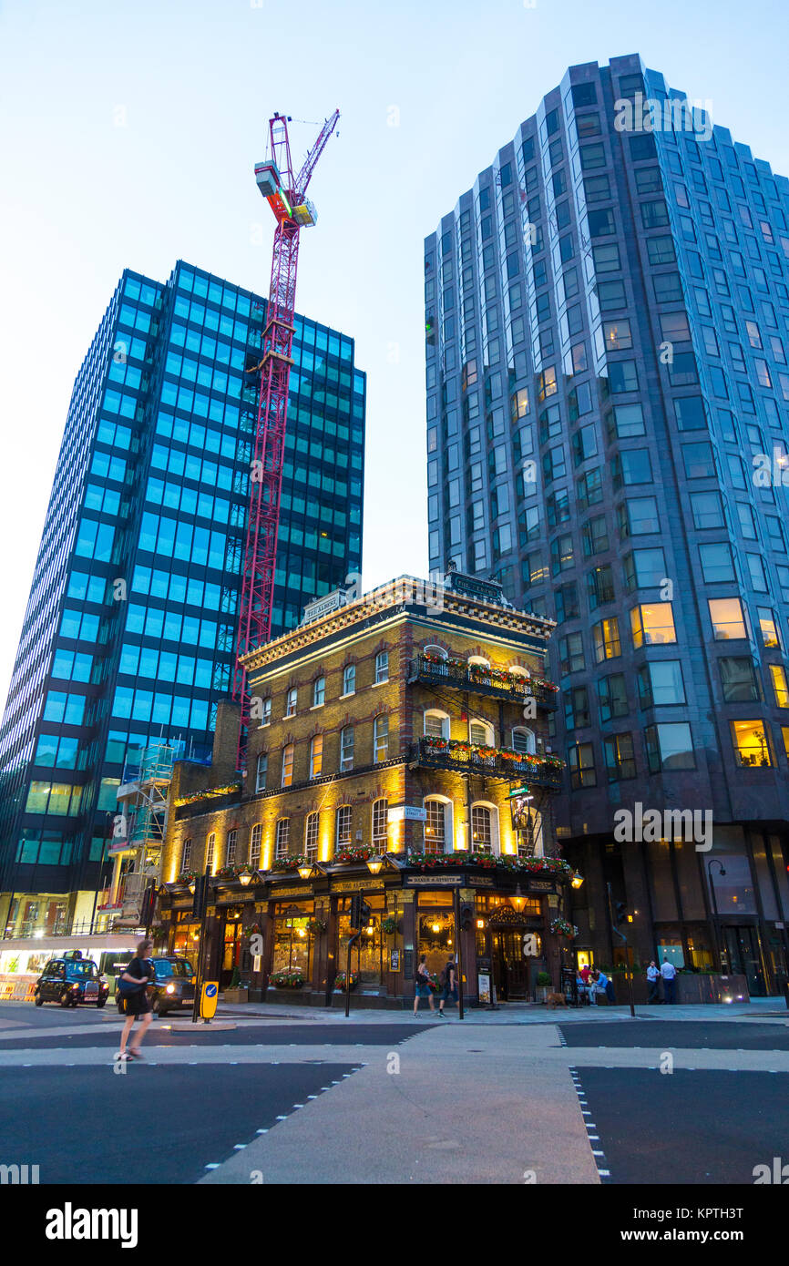 Denkmalgeschützte viktorianische Pub der Albert durch modernes hohes Glas Tower Gebäude umgeben, London, UK Stockfoto