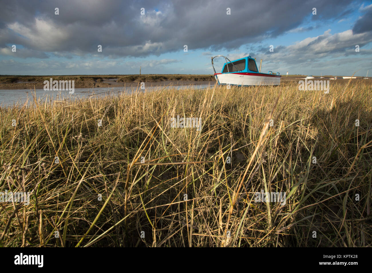 Boot bei Ebbe gestrandet Stockfoto