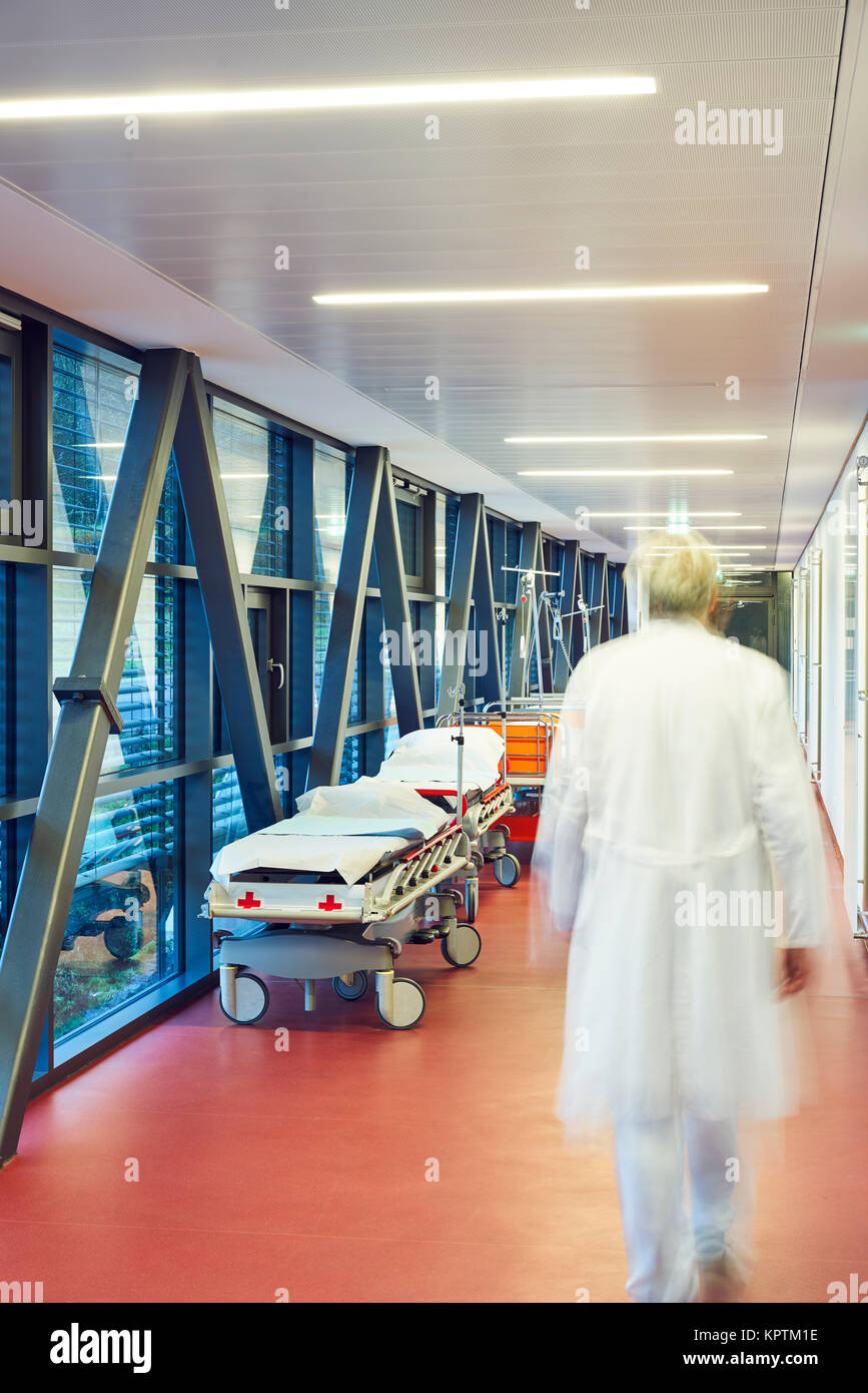 Arzt Flur Krankenhausbett Tür unscharf Stockfoto