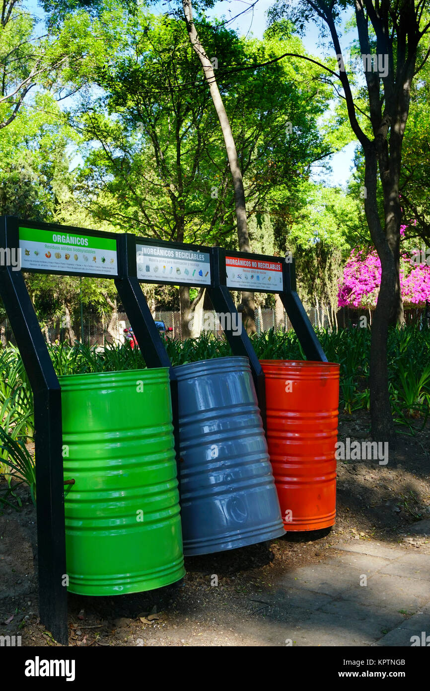 Recycling Dosen in der Spanischen Sprache, Chapultepec Park, Mexico City, DF, Mexiko. Stockfoto