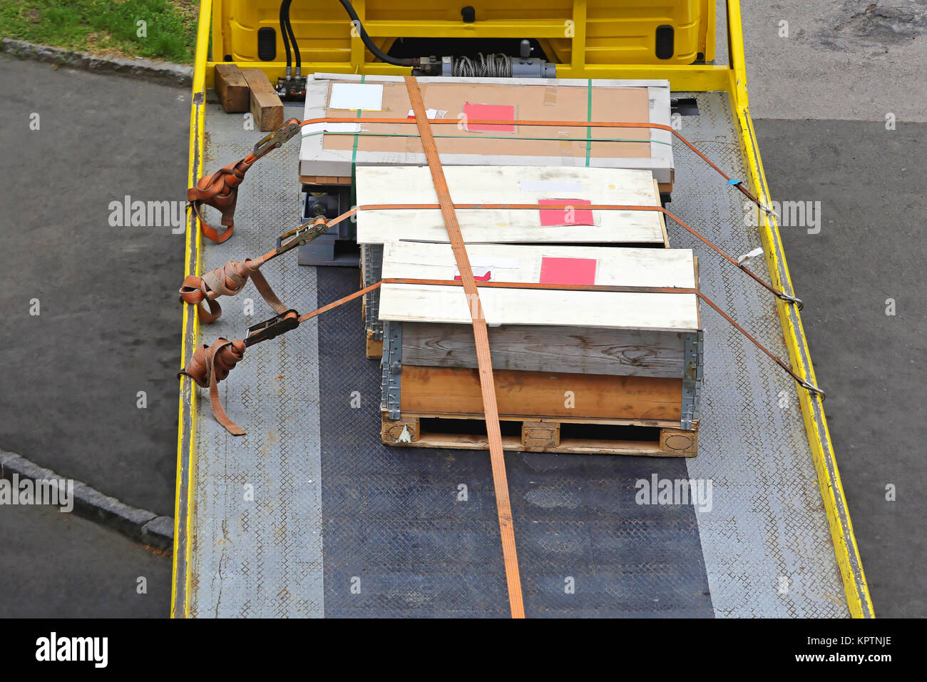 Transportboxen Versand Tieflader Stockfoto