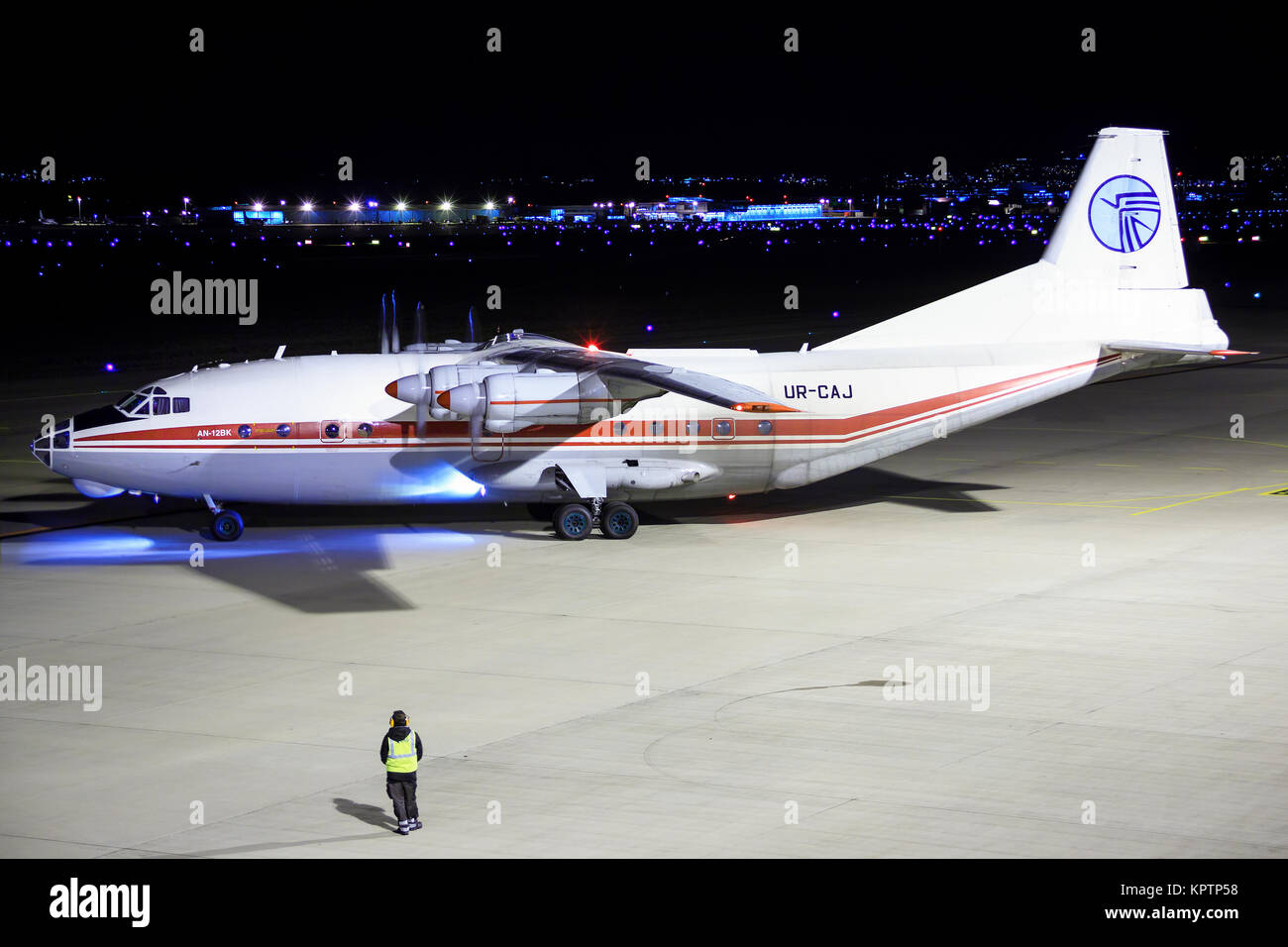 Stuttgart/Deutschland Oktober 27, 2017: Ukraine Air Alliance Antonow An-12BK am Flughafen Stuttgart. Stockfoto