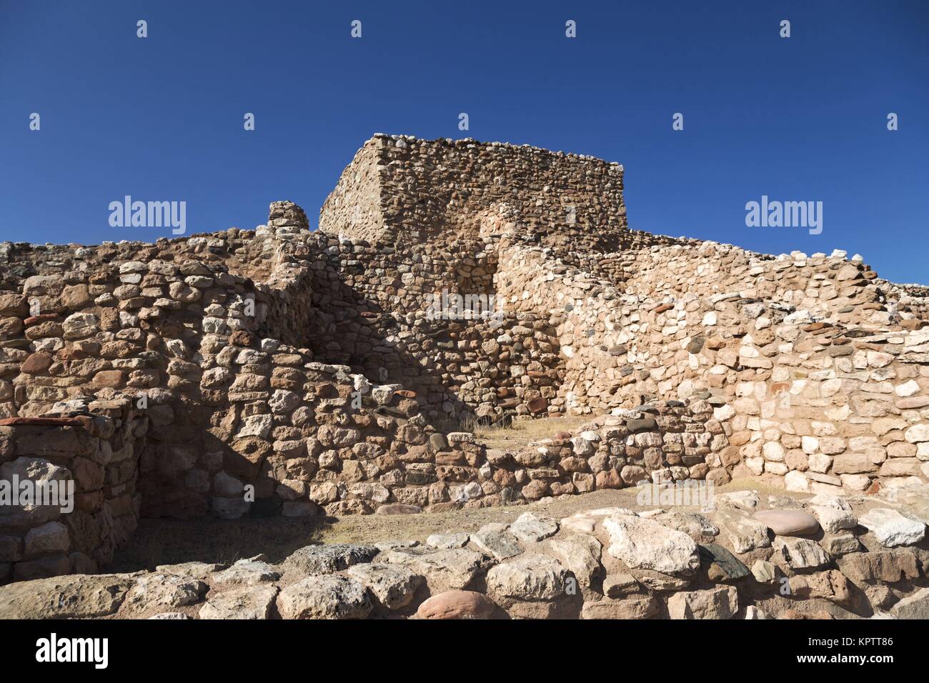 Antike Indische Apachen Pueblo Alte Indigene Sinagua Ruinen Außenansicht Blaue Skyline. Tuzigoot National Monument Clarkdale Arizona Südwesten der USA Stockfoto