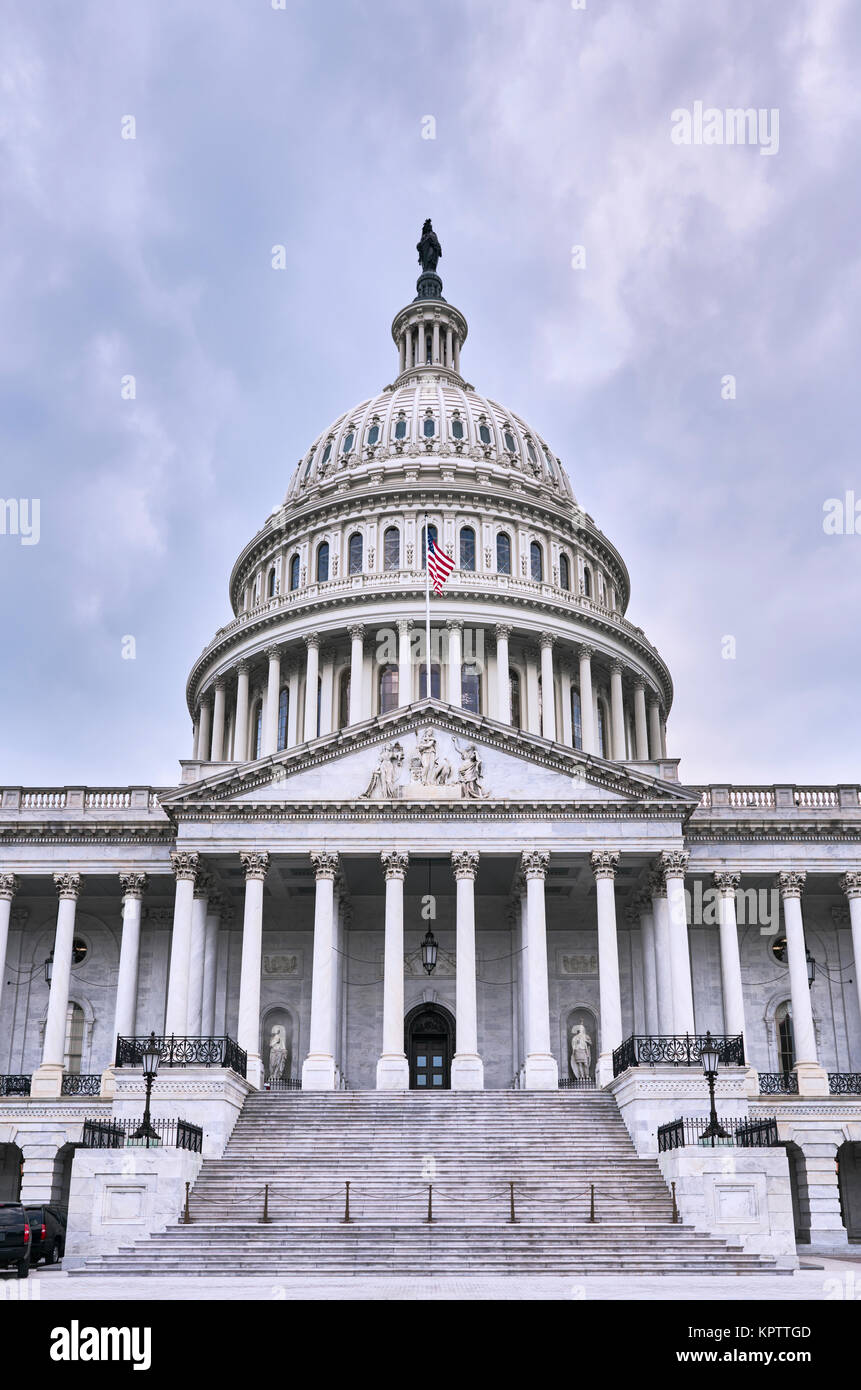 United States Capitol Gebäude Fassade, leere Plaza, mit zwei Secret Service Fahrzeuge, keine Personen sichtbar, auf einem dunklen bewölkten Tag in Washington, D.C., USA. Stockfoto