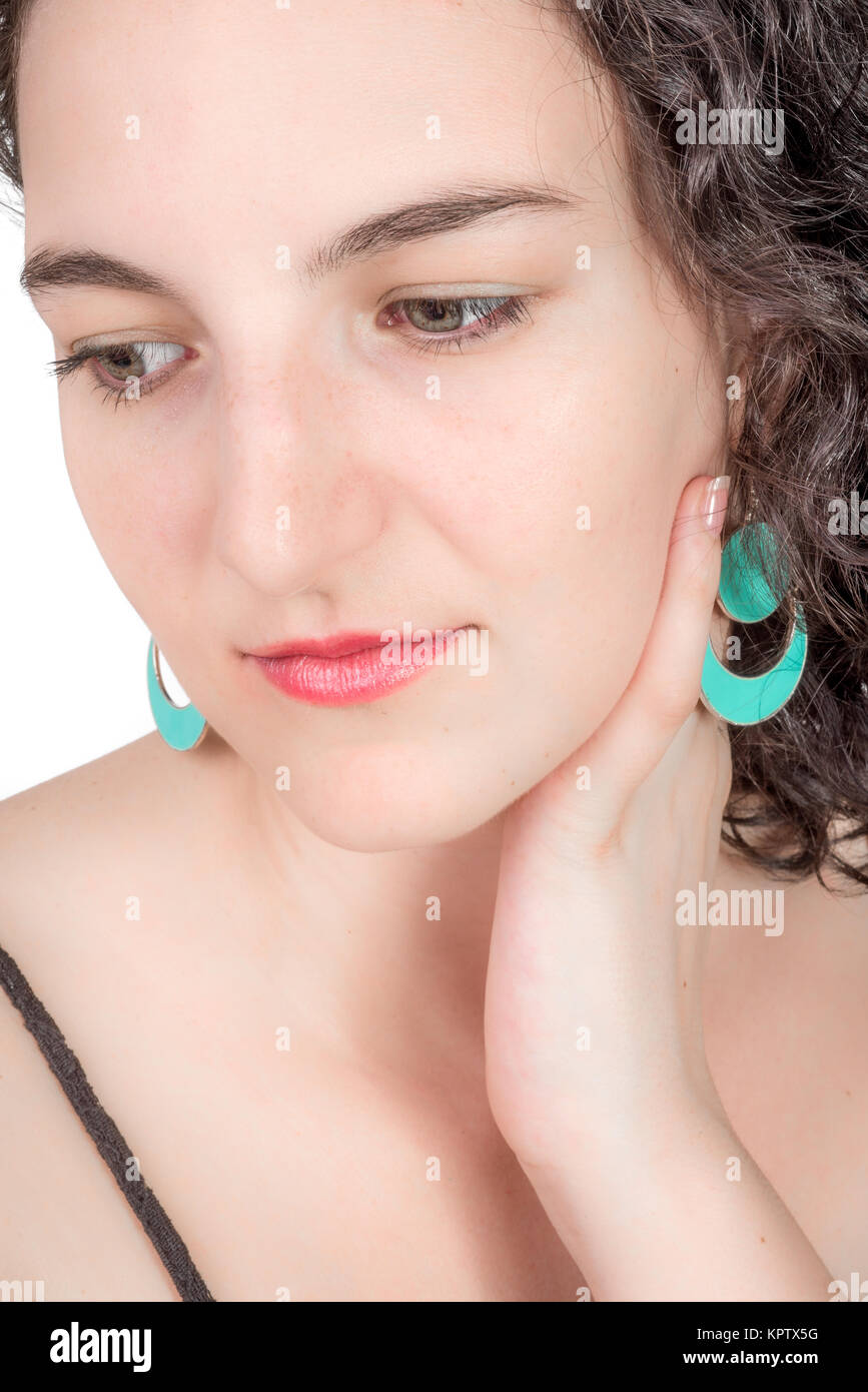 Junge weibliche Modell mit offener schulter kleid und Aqua farbige Ohrringe von Middel östlichen Design. Stockfoto