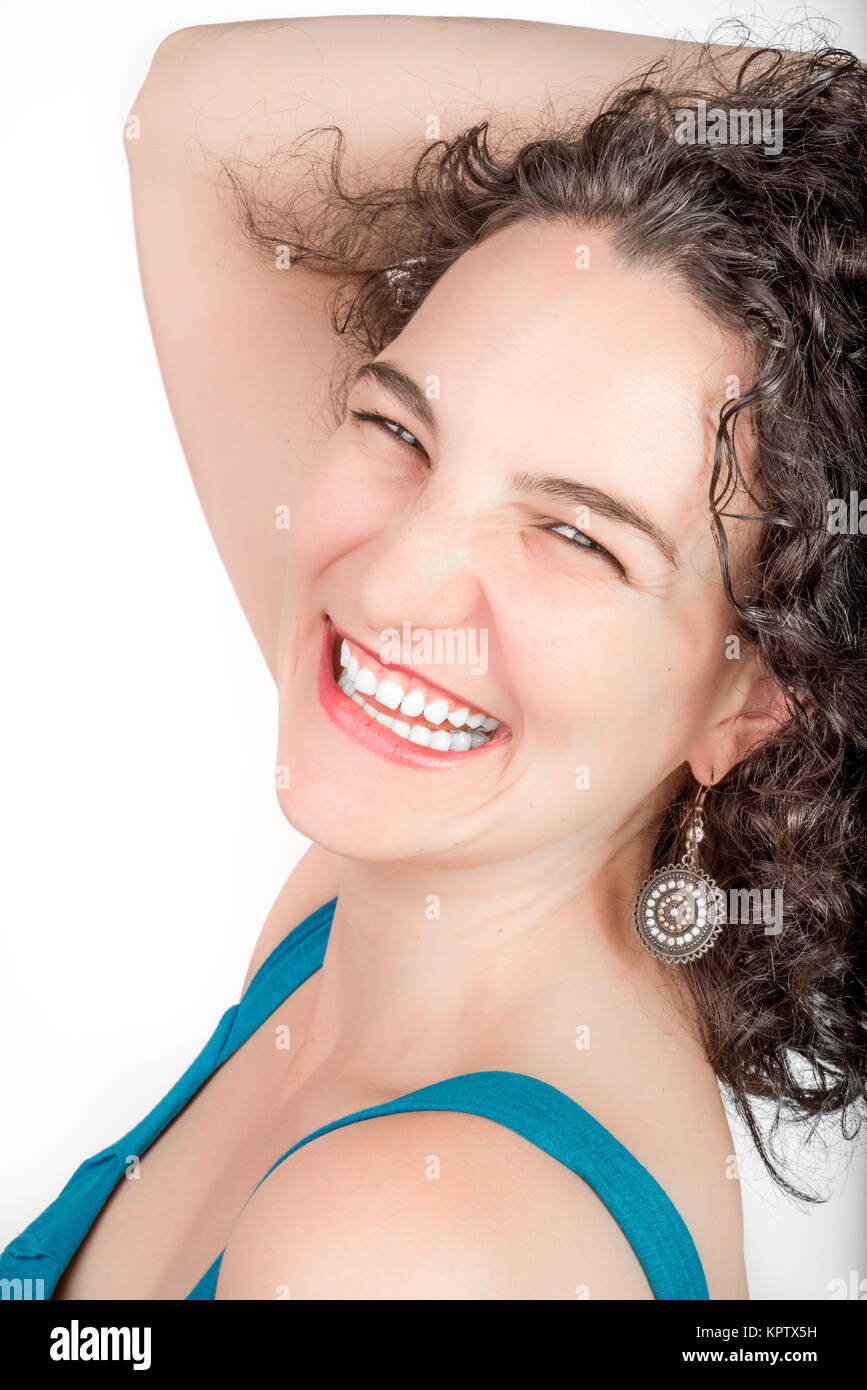 Junge weibliche Modell mit schwarzen Haaren, blauen Kleid auf einem weißen Hintergrund. Stockfoto