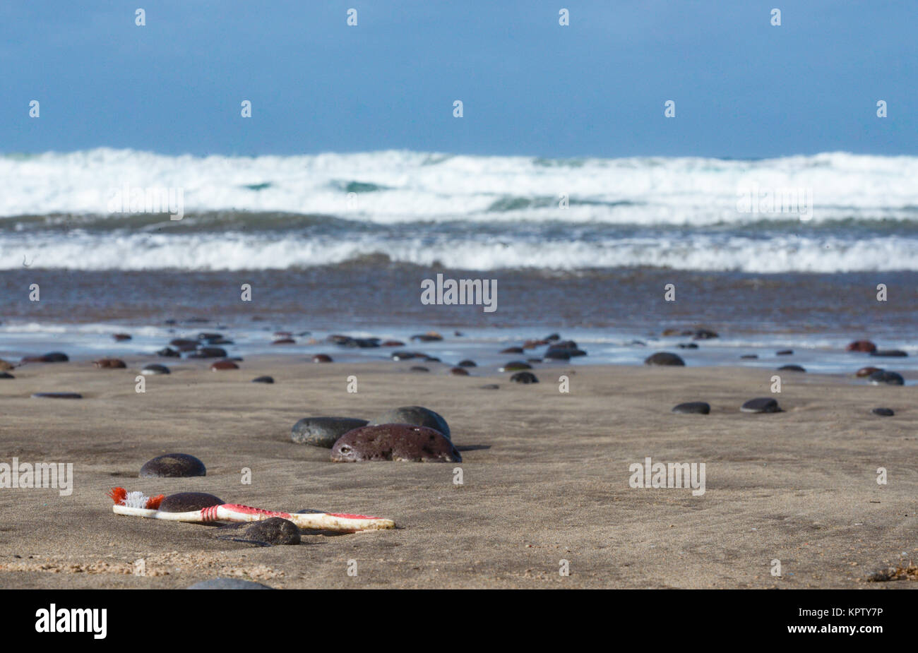 Zahnbürste, die Flüchtlinge am Strand hinterlassen haben - Zeugen der Flucht Stockfoto