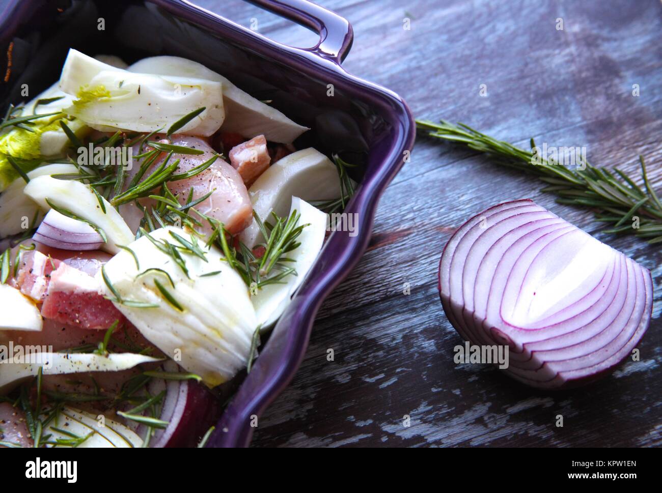 Sonntag Mittag- Vorbereitungen, Huhn mit Speck, Fenchel und Rosmarin Stockfoto