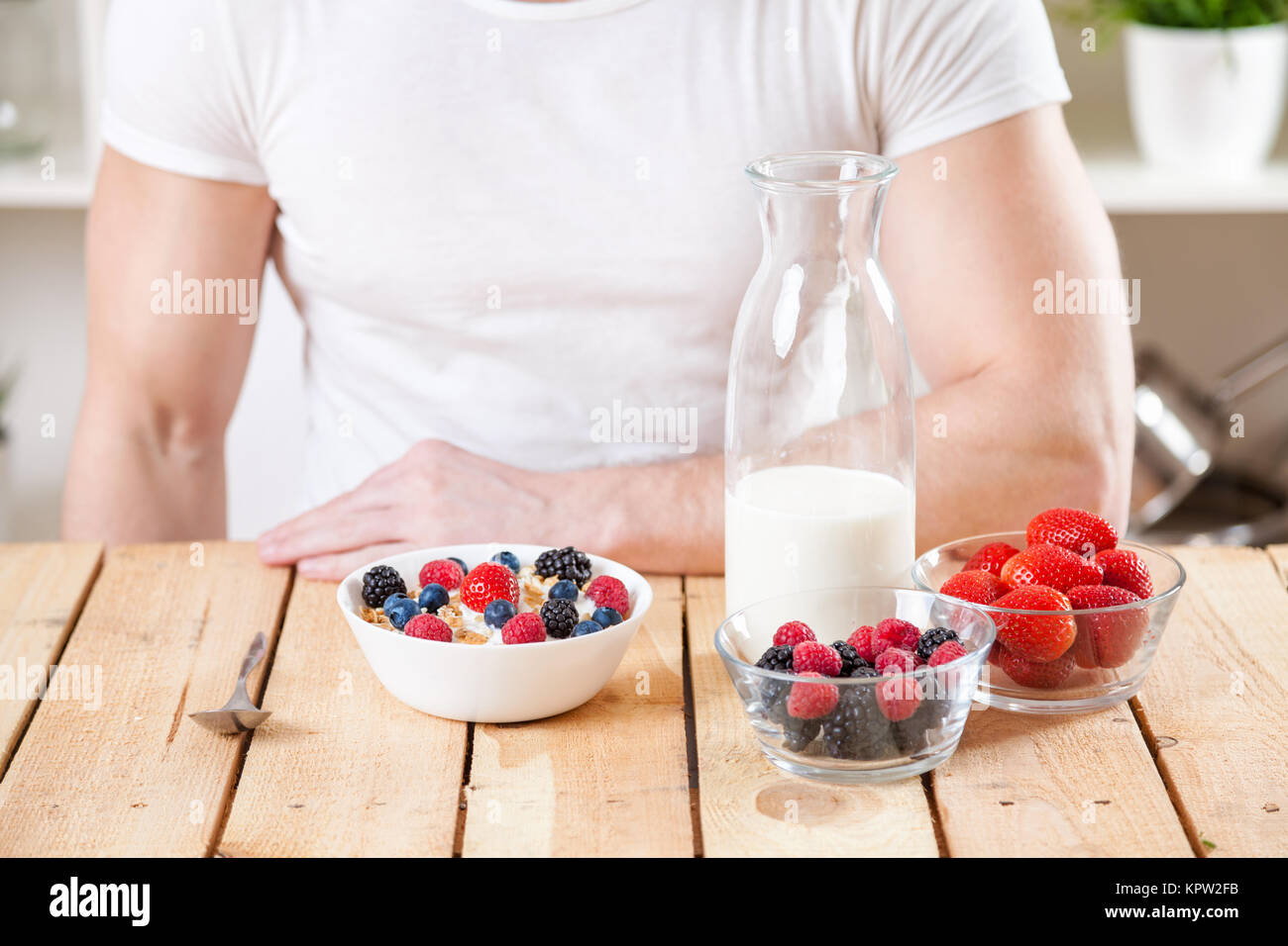 Gesunde und nahrhafte Joghurt mit Müsli und frischen, rohen Beeren ...