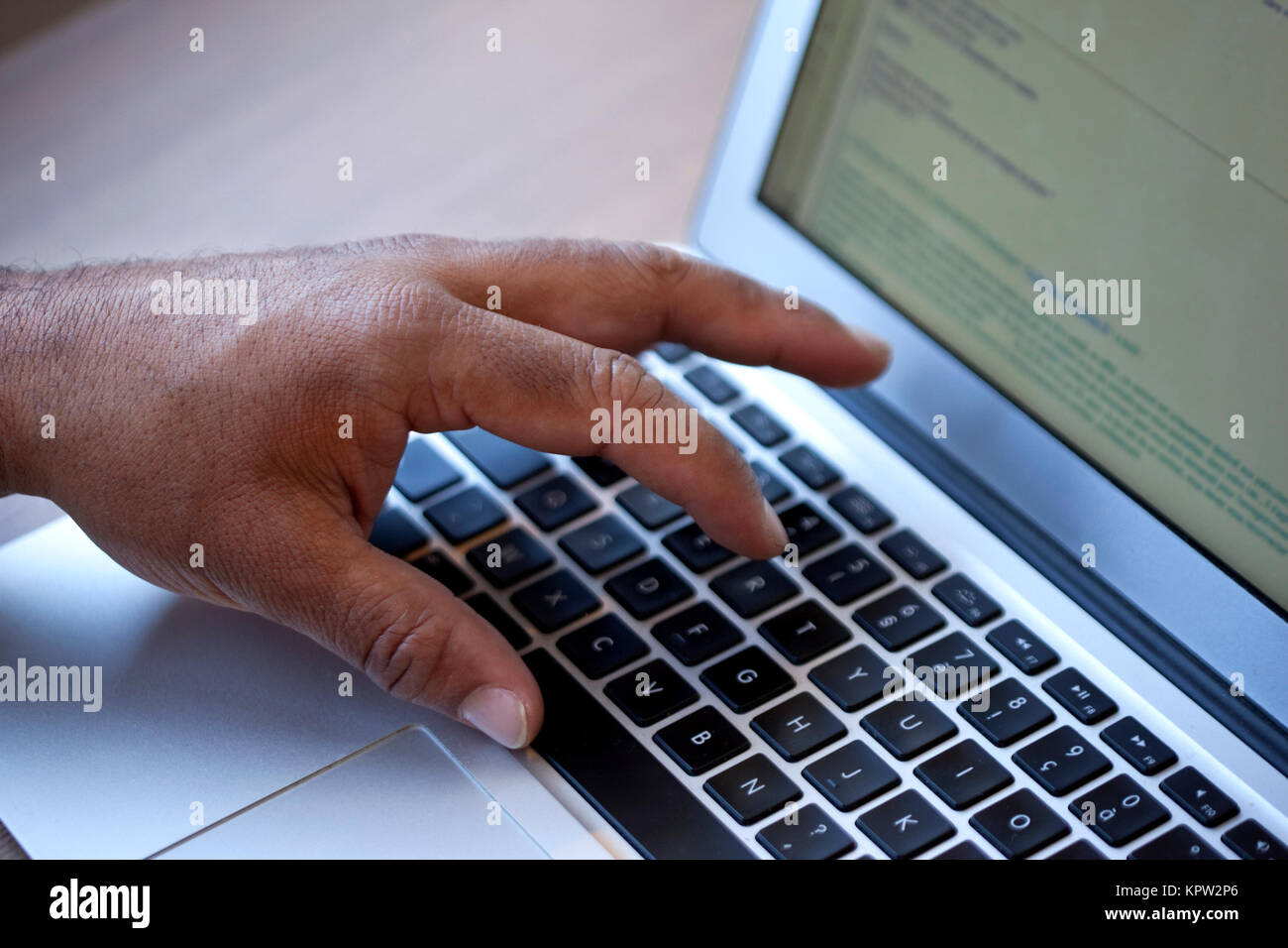 Hand auf einem computer Stockfoto