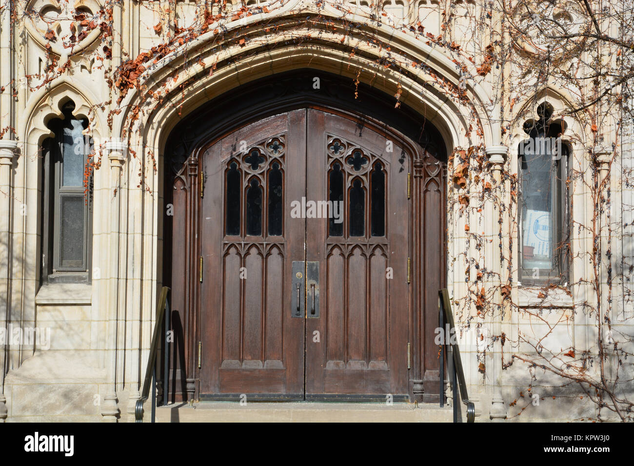 Gotische doppelte Tür Eingangstür in die ryerson Halle Laborgebäude auf dem Campus der Universität von Chicago. Stockfoto