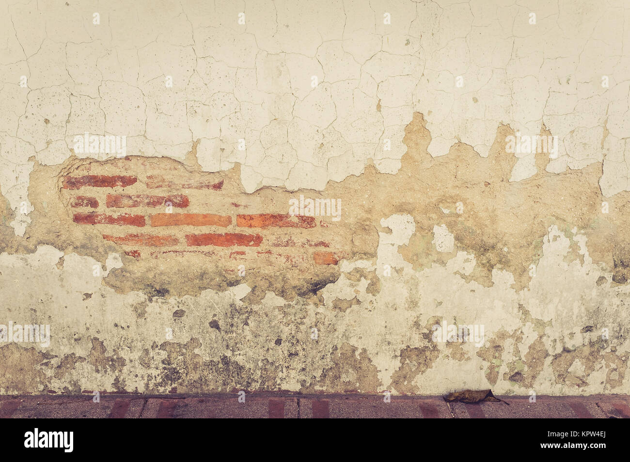 alte Mauer mit Rissen Hintergrund Stockfoto