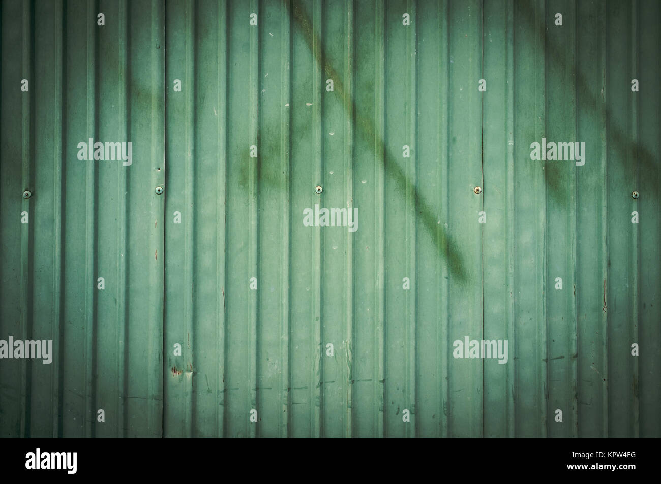 Ein rostiges Wellblech Metallzaun/Zink Wand Stockfoto