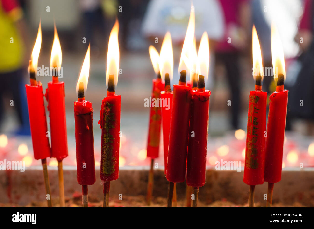 Brennende rote Kerze an chinesischen Schrein für die Verdienste in der  chinesischen Neujahrsfest. Beten Sie für das Neue Jahr, Beleuchtung  Weihrauch zu Buddha Stockfotografie - Alamy
