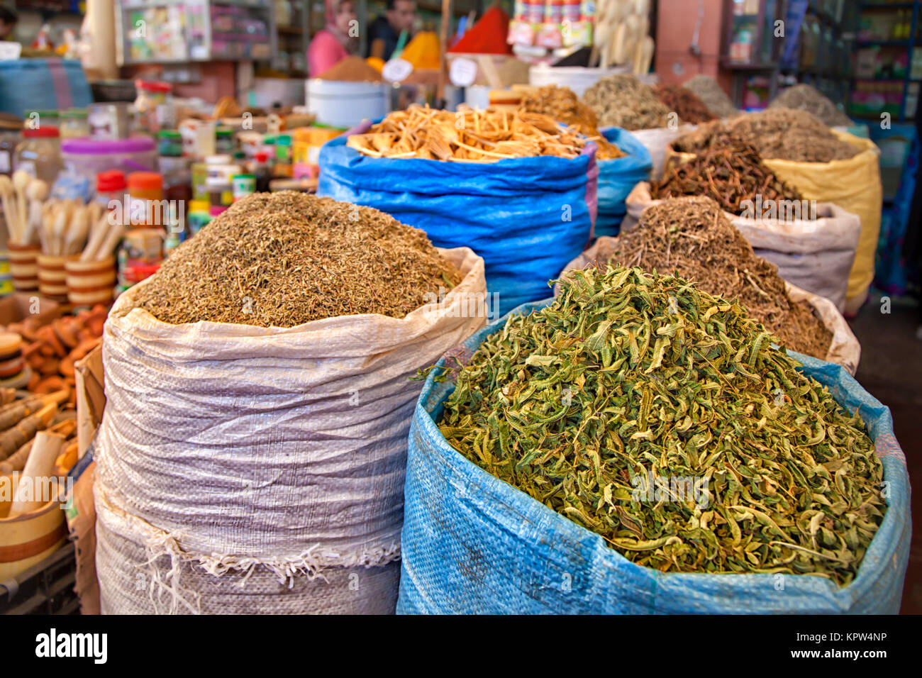 Bunte Gewürze, Kräuter und Saaten in einem orientalischen Markt in der Medina der afrikanischen Hafenstadt Agadir in Marokko Stockfoto