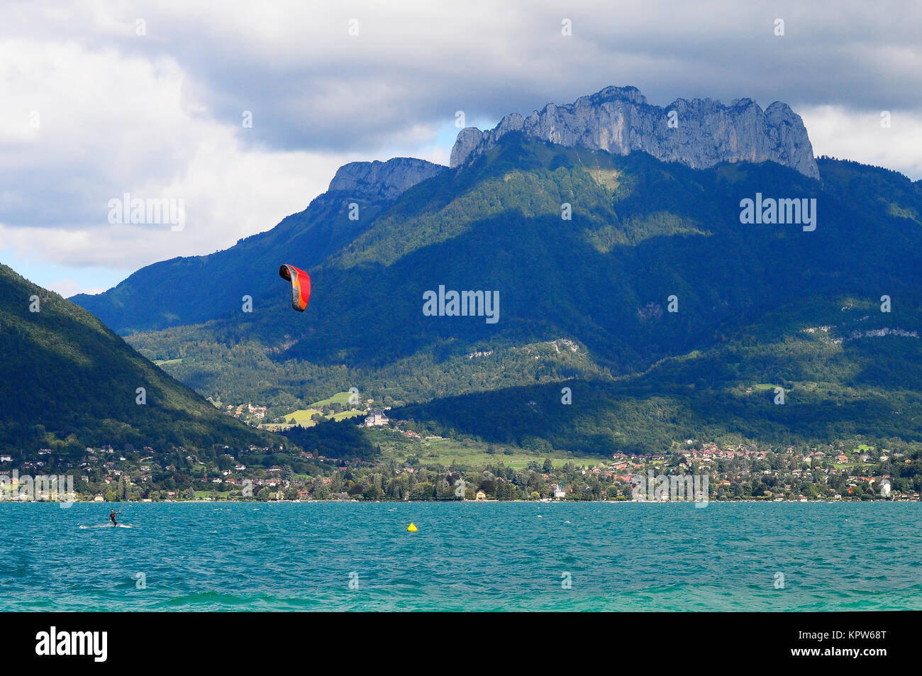 Kite Surfen auf See von Annecy und die Berge Landschaft, Frankreich Stockfoto