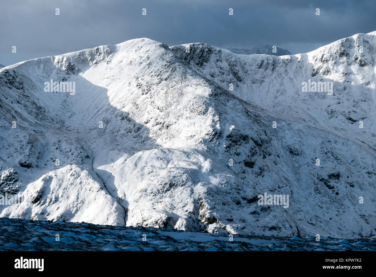 Dollywagon Hecht, Teil der Helvellyn Gebirge, im Winter. Lake District National Park, Großbritannien. Über Grisedale von St Sunday Crag gesehen Stockfoto