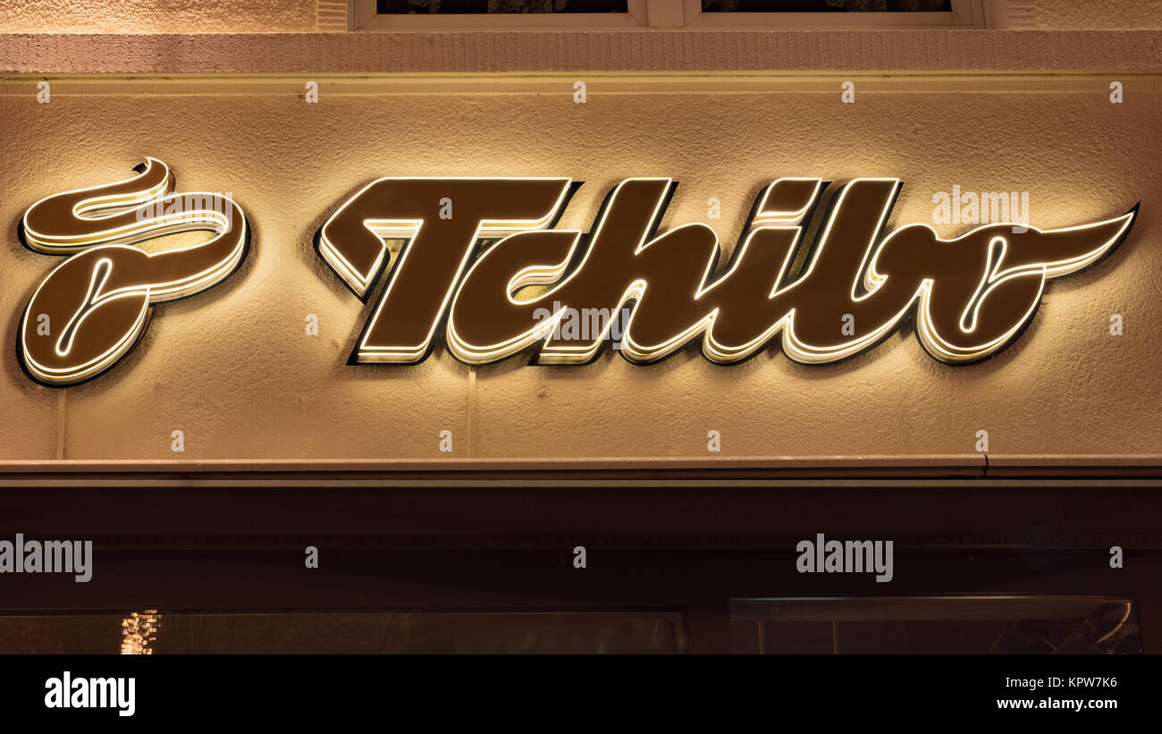GIESSEN DEUTSCHLAND DEZEMBER 2017: Beleuchtete Schriftzug von Tchibo. TCHIBO  ist ein Kaffee Röstung Kette in Hamburg Stockfotografie - Alamy