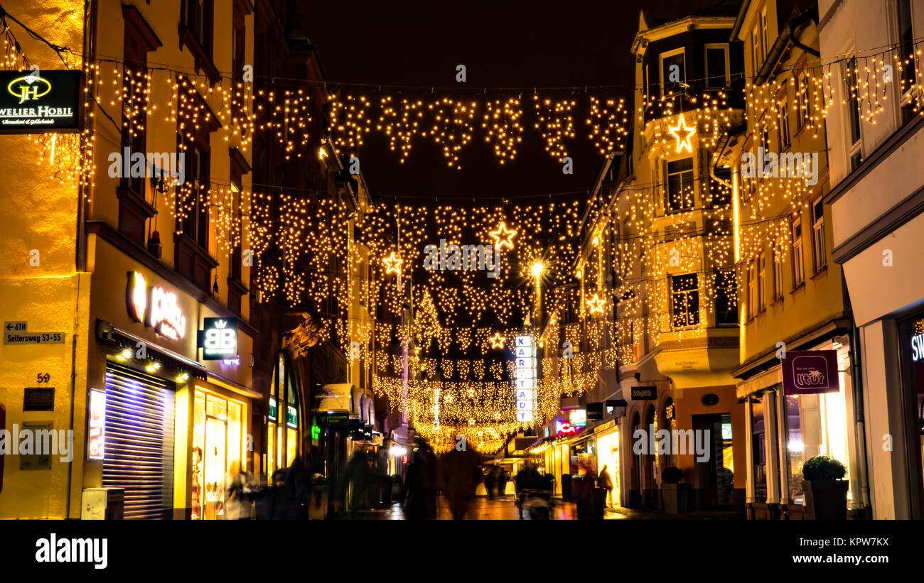 GIESSEN DEUTSCHLAND DEZEMBER 2017: Traditionelle Weihnachtsbeleuchtung in Gießen an der Haupteinkaufsstraße Stockfoto