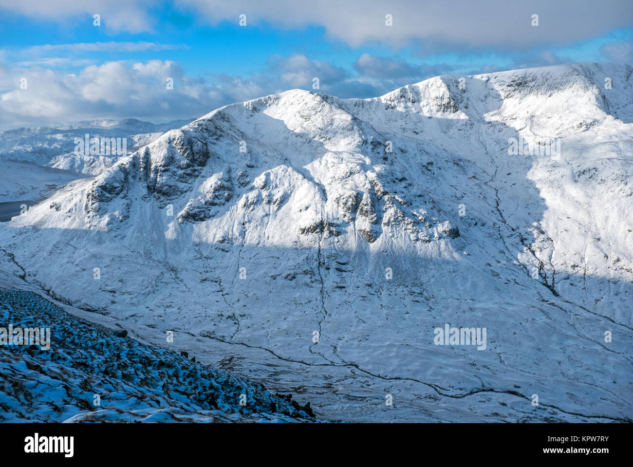 Dollywagon Hecht, Teil der Helvellyn Gebirge, im Winter. Lake District National Park, Großbritannien. Über Grisedale von St Sunday Crag gesehen Stockfoto