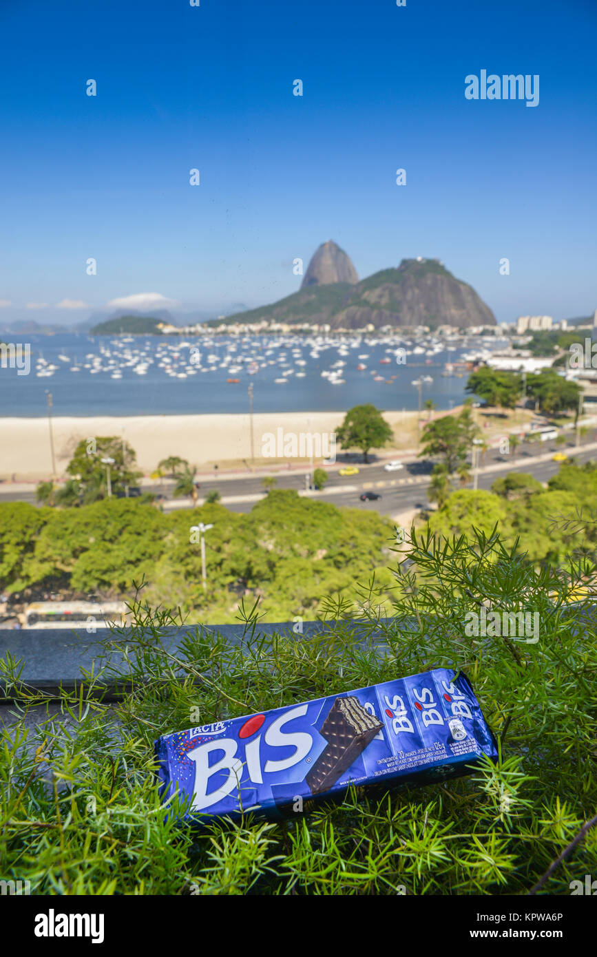 Illustrative Leitartikel der Biz, einer brasilianischen Waffel mit Schokolade, hier mit Blick auf den berühmten Zuckerhut im Hintergrund Stockfoto